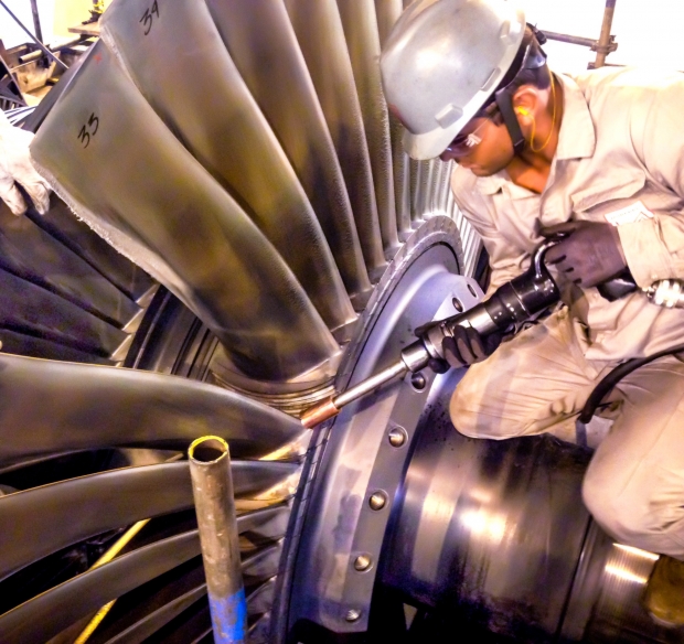 Montagem de palhetas em rotor de turbina